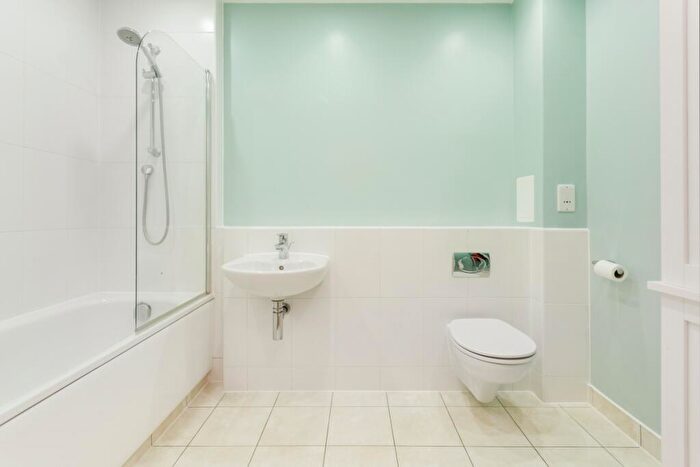 2 Bedroom Apartment To Rent In Coral Apartments, E14
