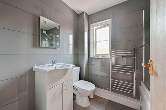 1 Bedroom Flat For Sale In Lowry Crescent, Mitcham, CR4