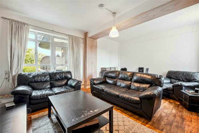 3 Bedroom Flat To Rent In Aubert Court, Avenell Road, N5