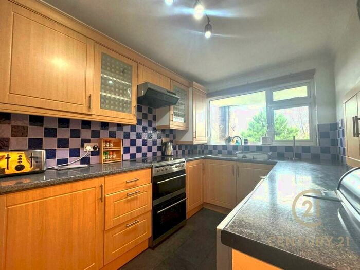 2 Bedroom Flat To Rent In Oak Hill Road Surbiton, KT6