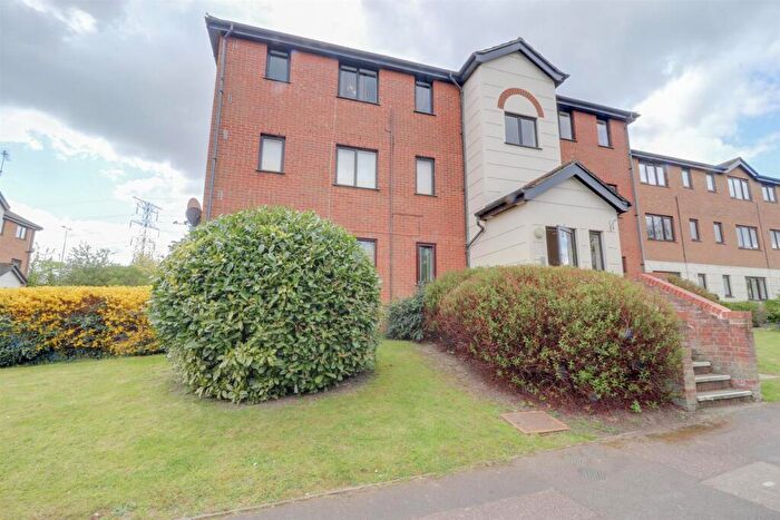 1 Bedroom Flat To Rent In Parrotts Field, Hoddesdon, Hertfordshire, EN11