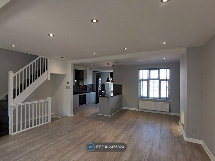 3 Bedroom Flat To Rent In North Approach, Watford, WD25