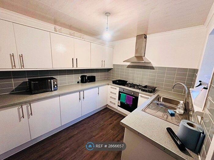 4 Bedroom Flat To Rent In Cecil St, Glasgow, G12