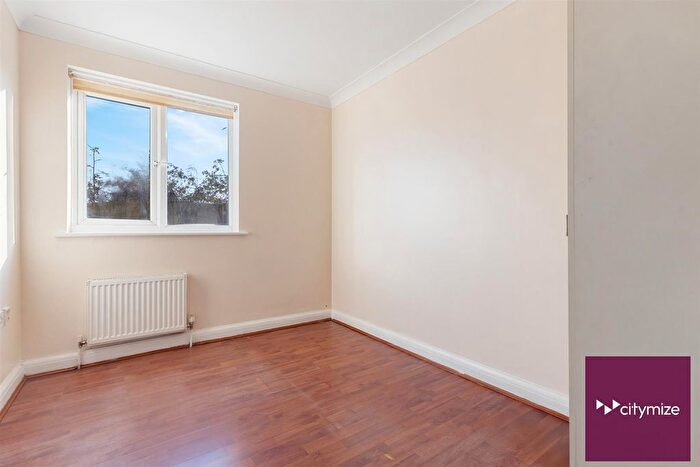 2 Bedroom Flat For Sale In Madison Court, Dagenham, RM10