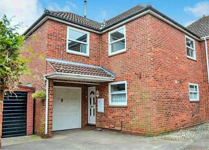 4 Bedroom Link Detached House To Rent In Maynard Close, Dunmow, Essex, CM6