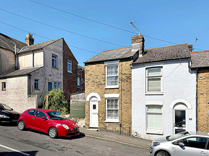 2 Bedroom End Of Terrace House For Sale In Bridge Road, Cowes, PO31