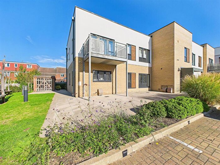 2 Bedroom Apartment For Sale In Waltham Glen, Chelmsford, CM2