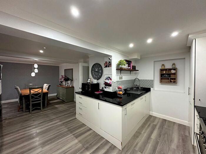 4 Bedroom Link Detached House For Sale In Dowell Close, Taunton, TA2