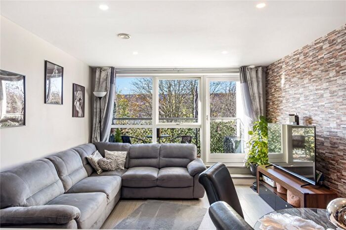2 Bedroom Flat For Sale In Weld Place, London, N11