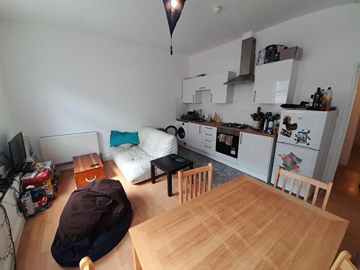 3 Bedroom Flat To Rent In North End Road, Fulham, SW6