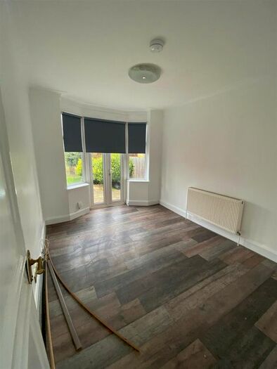 4 Bedroom Semi-Detached House To Rent In Hendale Avenue, London, NW4