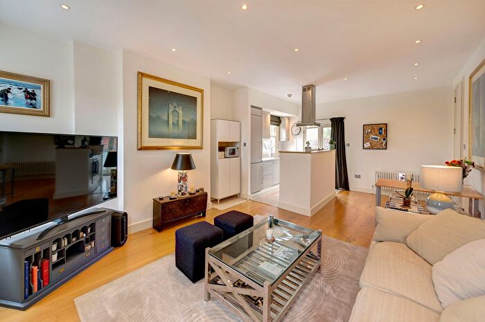 2 Bedroom Flat For Sale In Park Walk, London, SW10