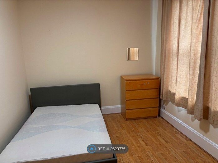 Studio To Rent In Balham High Road, London, SW17