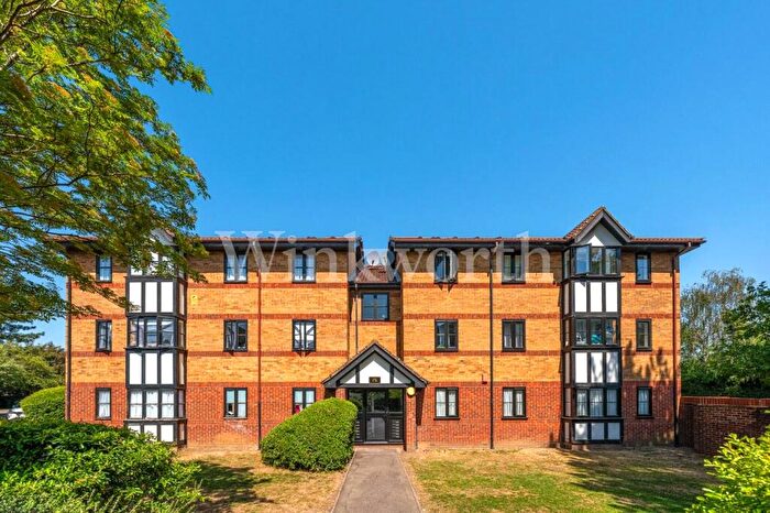 2 Bedroom Apartment For Sale In Woodvale Way, London, NW11