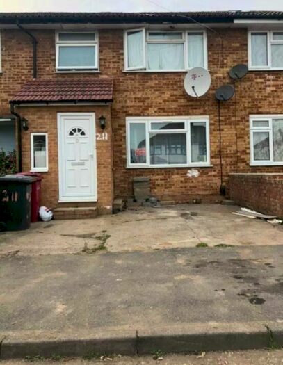 4 Bedroom Semi-Detached House To Rent In Wexham Road, Slough, SL2
