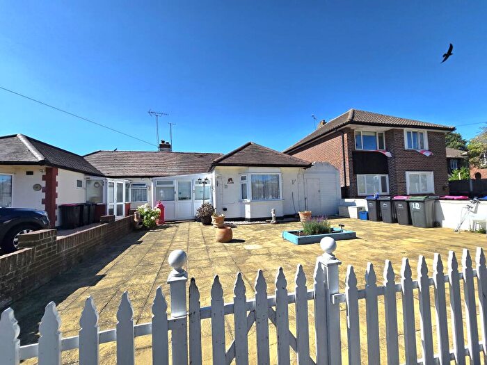 2 Bedroom Bungalow For Sale In Oakengrange Drive, Southend-on-sea, SS2