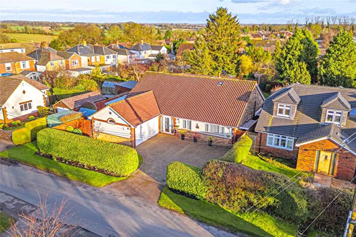 4 Bedroom Detached House For Sale In Dovehouse Lane, Kensworth, Bedfordshire, LU6