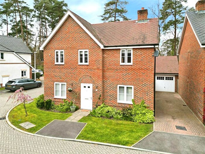 4 Bedroom Detached House For Sale In Dove Close, Crowthorne, Berkshire, RG45
