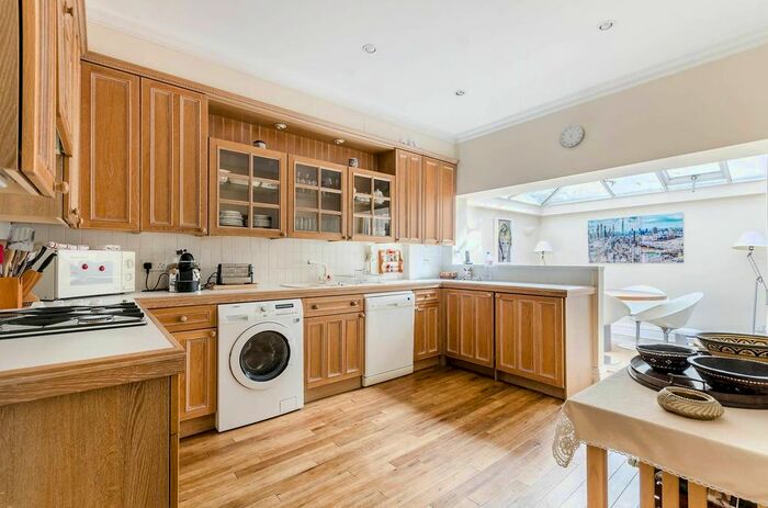 2 Bedroom Flat To Rent In Bina Gardens, South Kensington, London, SW5