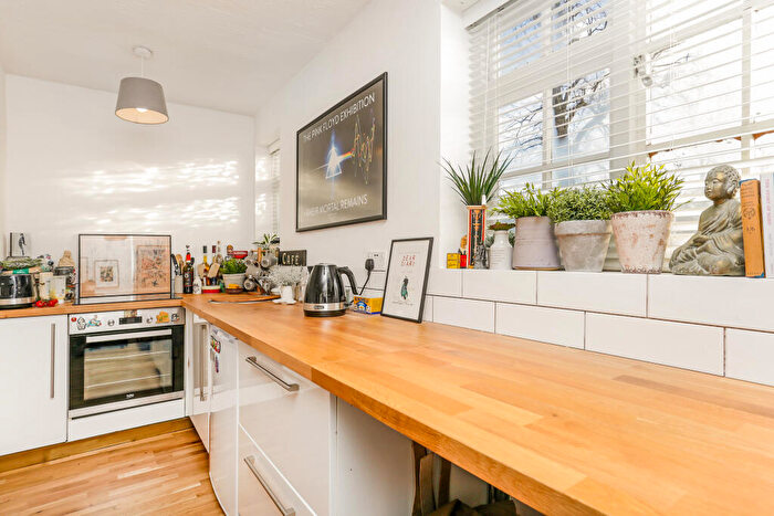 1 Bedroom Maisonette To Rent In Finnart Close, Weybridge, KT13