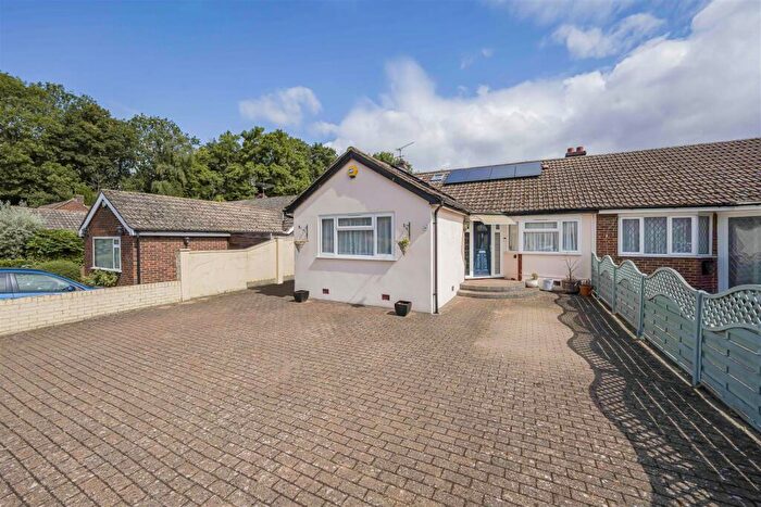 3 Bedroom Semi-Detached House For Sale In Broad Acre, Bricket Wood, St. Albans, AL2