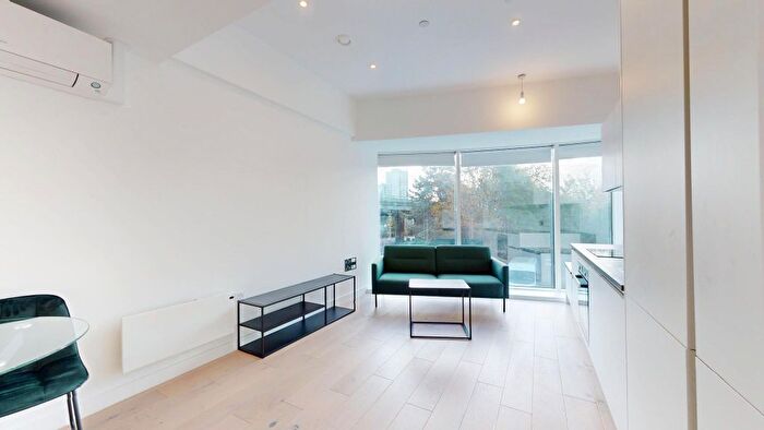 1 Bedroom Flat To Rent In Great West Road, Brentford, TW8