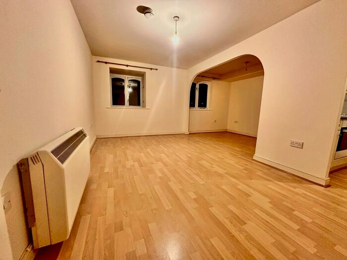 Studio To Rent In Dunlop Close, Dartford, DA1