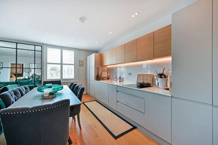 1 Bedroom Flat To Rent In Bridge Road, Hampton Court, East Molesey, KT8