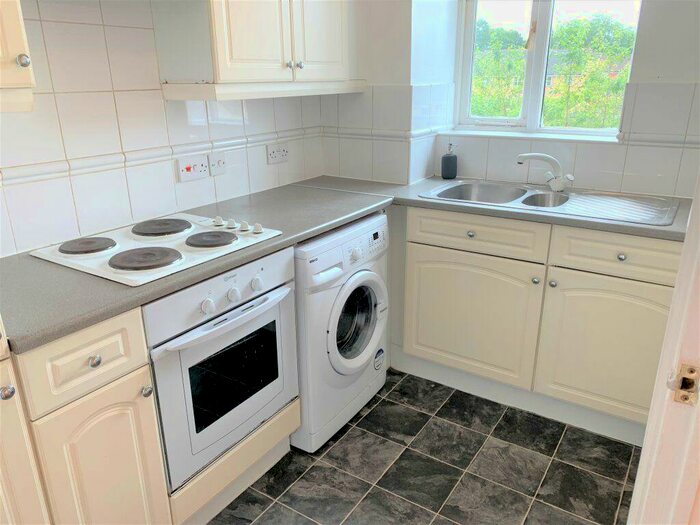 2 Bedroom Property To Rent In Rookes Cresent, Chelmsford, Essex, CM1