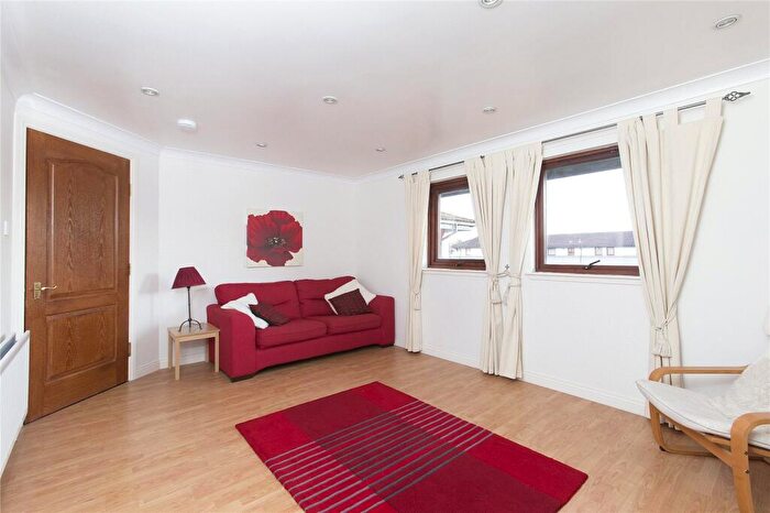 2 Bedroom Flat To Rent In North Werber Place, Edinburgh, EH4