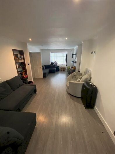 3 Bedroom Semi-Detached House To Rent In South Norwood Hill, London, SE25