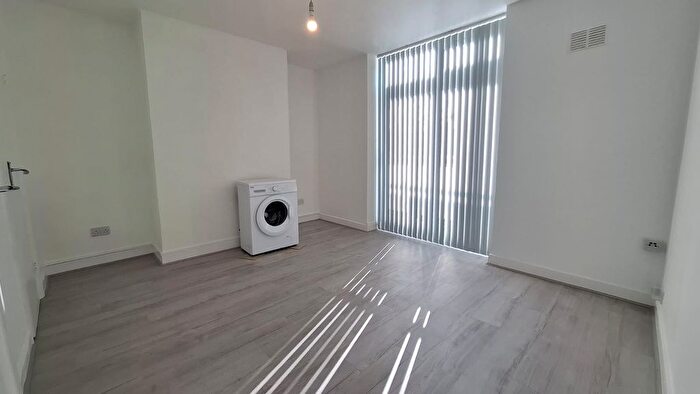 2 Bedroom Flat To Rent In Angel Close, Edmonton, N18