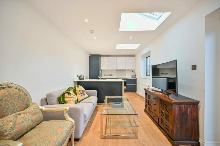 2 Bedroom Flat To Rent In Traps Lane, New Malden, KT3