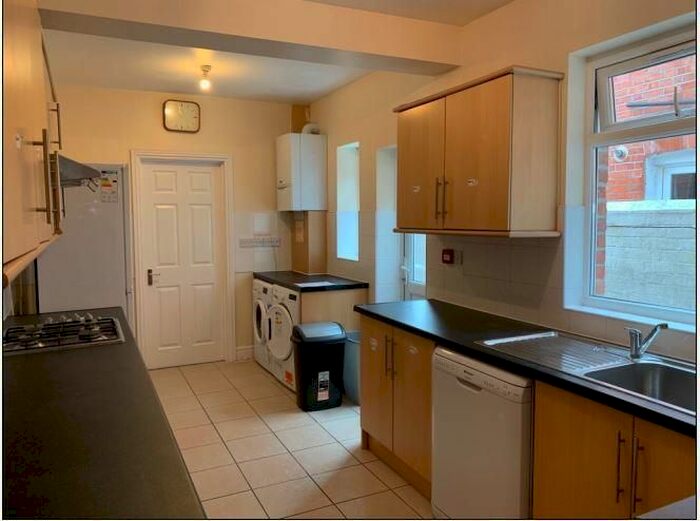6 Bedroom Terraced House To Rent In Norris Road, Reading, RG6
