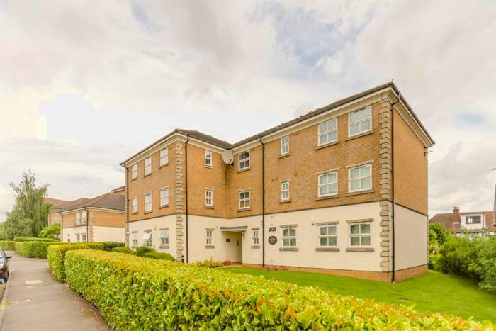 2 Bedroom Flat To Rent In Conifer Court, Great North Way, Hendon, NW4