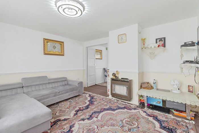 3 Bedroom Semi-Detached House For Sale In Birds Nest Avenue, Leicester, LE3