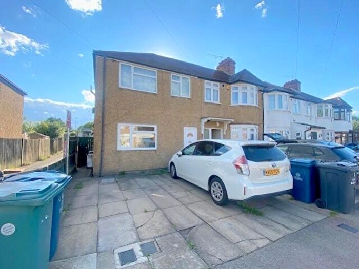 2 Bedroom Ground Maisonette To Rent In Carmelite Road, Harrow Weald, Middlesex, HA3