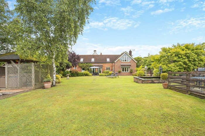 3 Bedroom Link Detached House For Sale In Northwood Green, Westbury-On-Severn, GL14