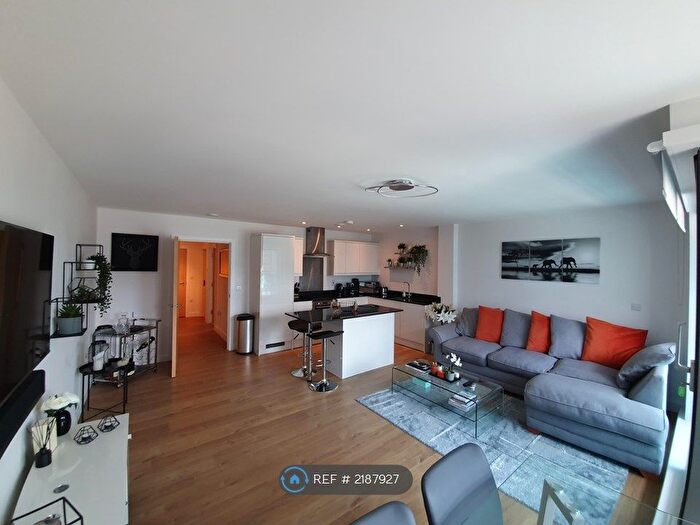 2 Bedroom Flat To Rent In Queensgate, Redhill, RH1