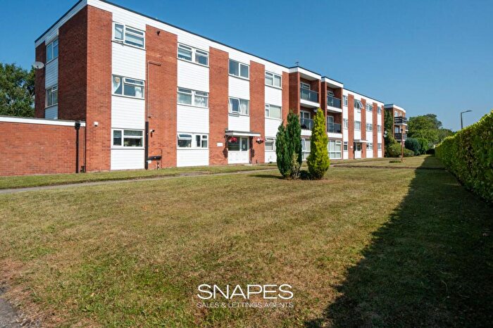 2 Bedroom Flat For Sale In Dairyground Road, Bramhall, SK7