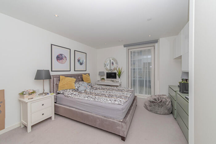 2 Bedroom Apartment To Rent In Skyline Apartments, Devan Grove, London, N4