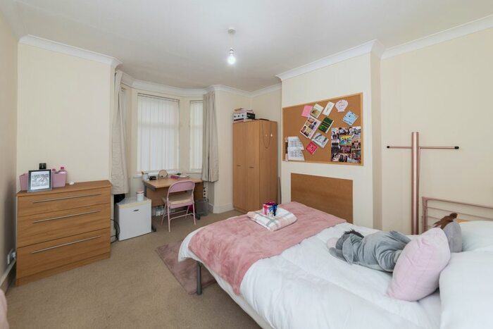 6 Bedroom Semi Detached House To Rent In Markenfield Road, Guildford, GU1