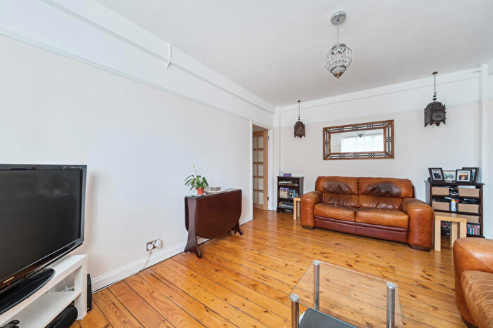 2 Bedroom Apartment For Sale In Elmers End Road, London, SE20