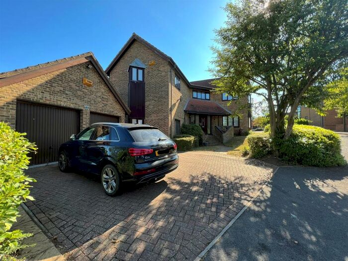 5 Bedroom Detached House To Rent In Sandbrier Close, Walnut Tree, Milton Keynes, MK7