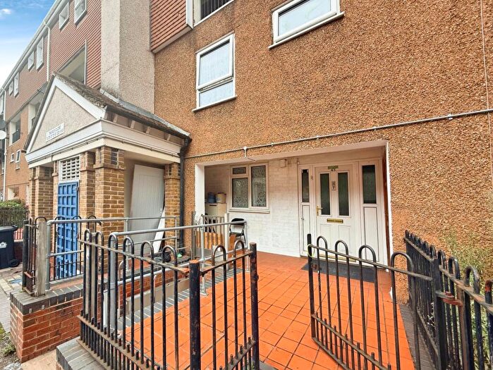 3 Bedroom Flat For Sale In Taurus Close, Leicester, LE2