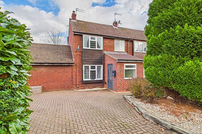 3 Bedroom End Terrace House For Sale In Eastnor, Bovingdon, HP3