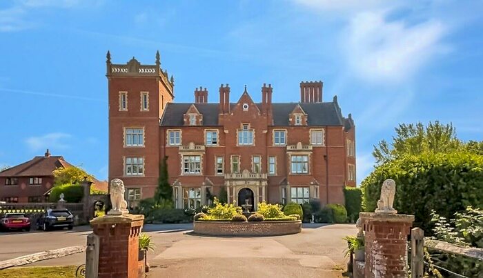 2 Bedroom Flat For Sale In Capel Dorking, RH5