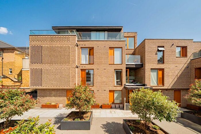 2 Bedroom Flat To Rent In Spire Mews, London, N4