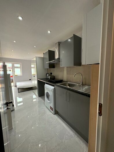 Studio To Rent In Raymond Road, Slough, Berkshire, SL3