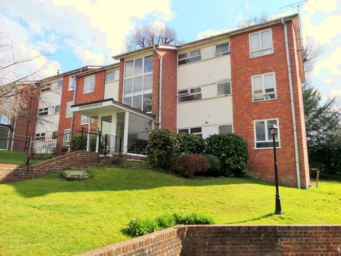 3 Bedroom Flat To Rent In Winnals Park, Haywards Heath, RH16